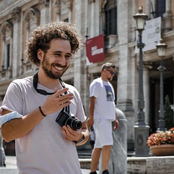luca dei van voyagee sorridente con la fotocamera in mano