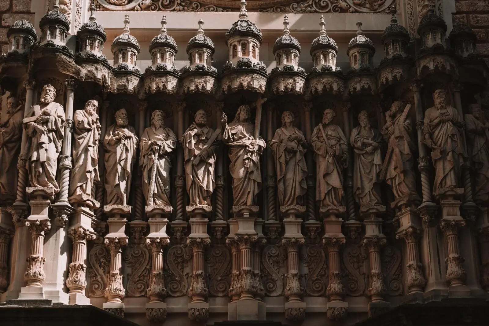 Il Monastero di Montserrat, dettaglio statue