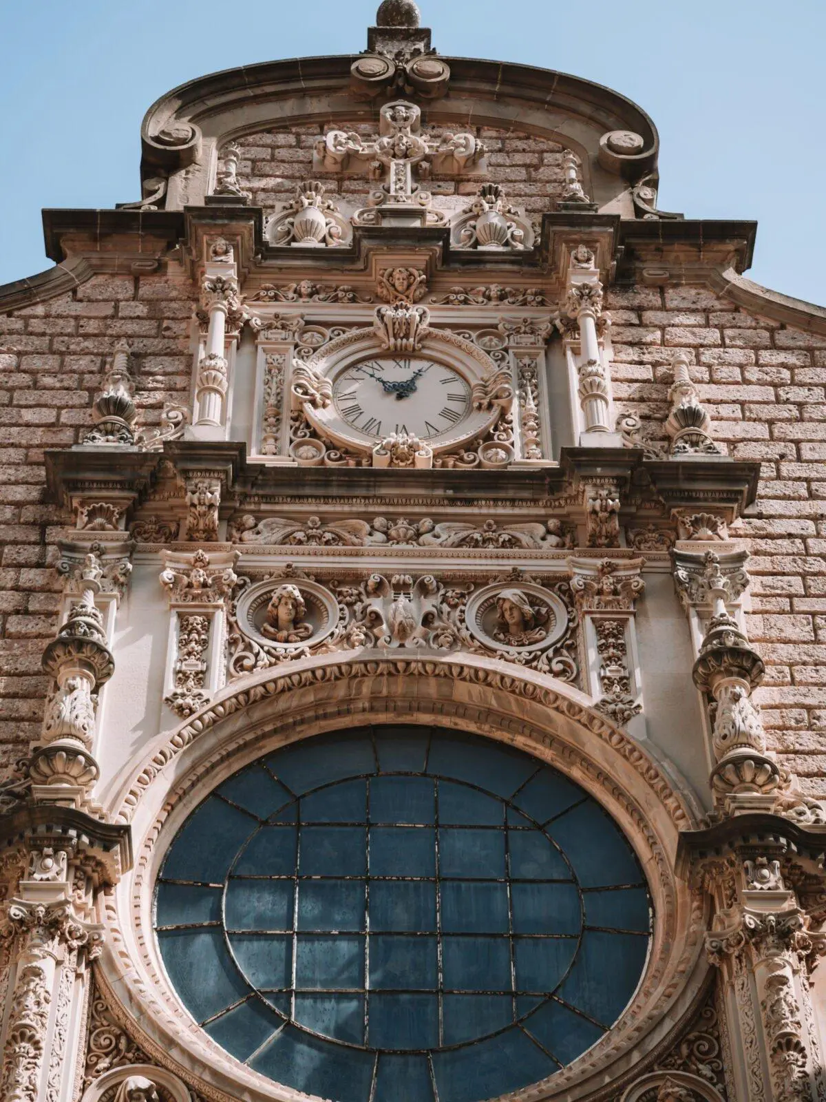 Il Monastero di Montserrat, dettaglio orologio e rosone
