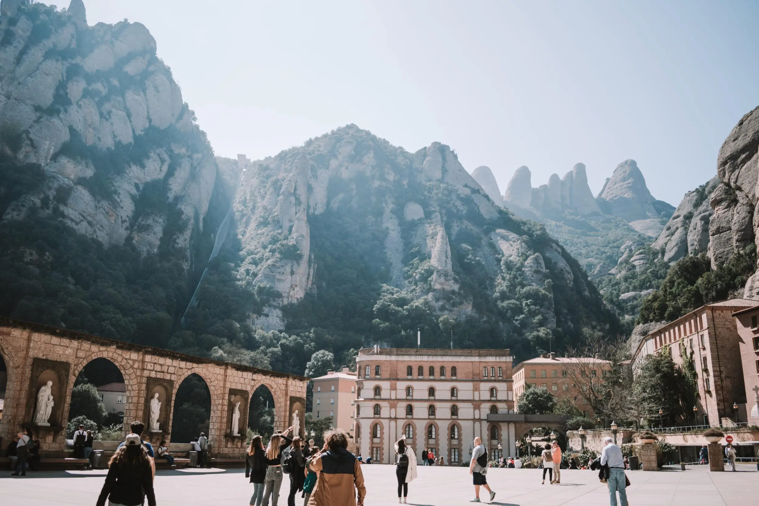 Piazzale di fronte al Monastero, immerso tra le montagne