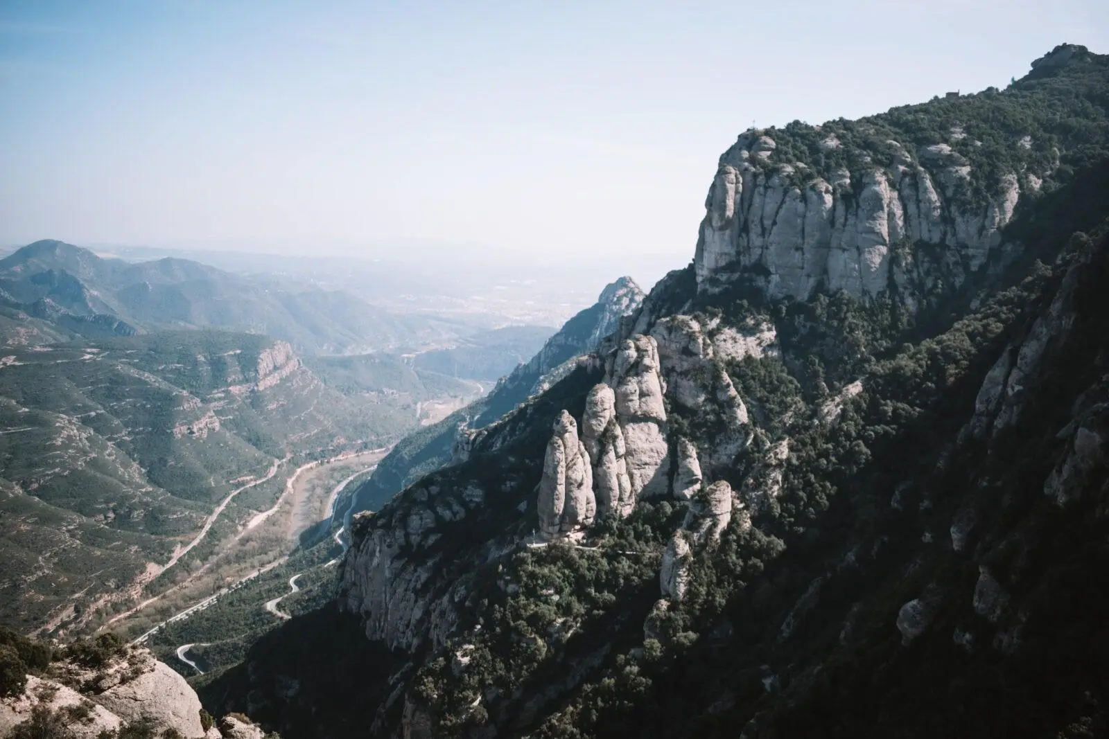 Panorama visto dall'alto delle montagne di Montserat