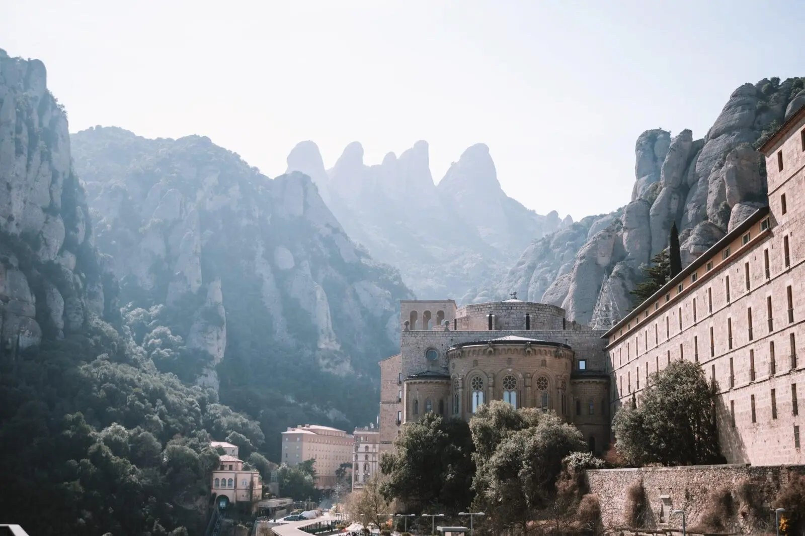 Il Monastero di Montserrat visto da dietro, con la montagna alle spalle