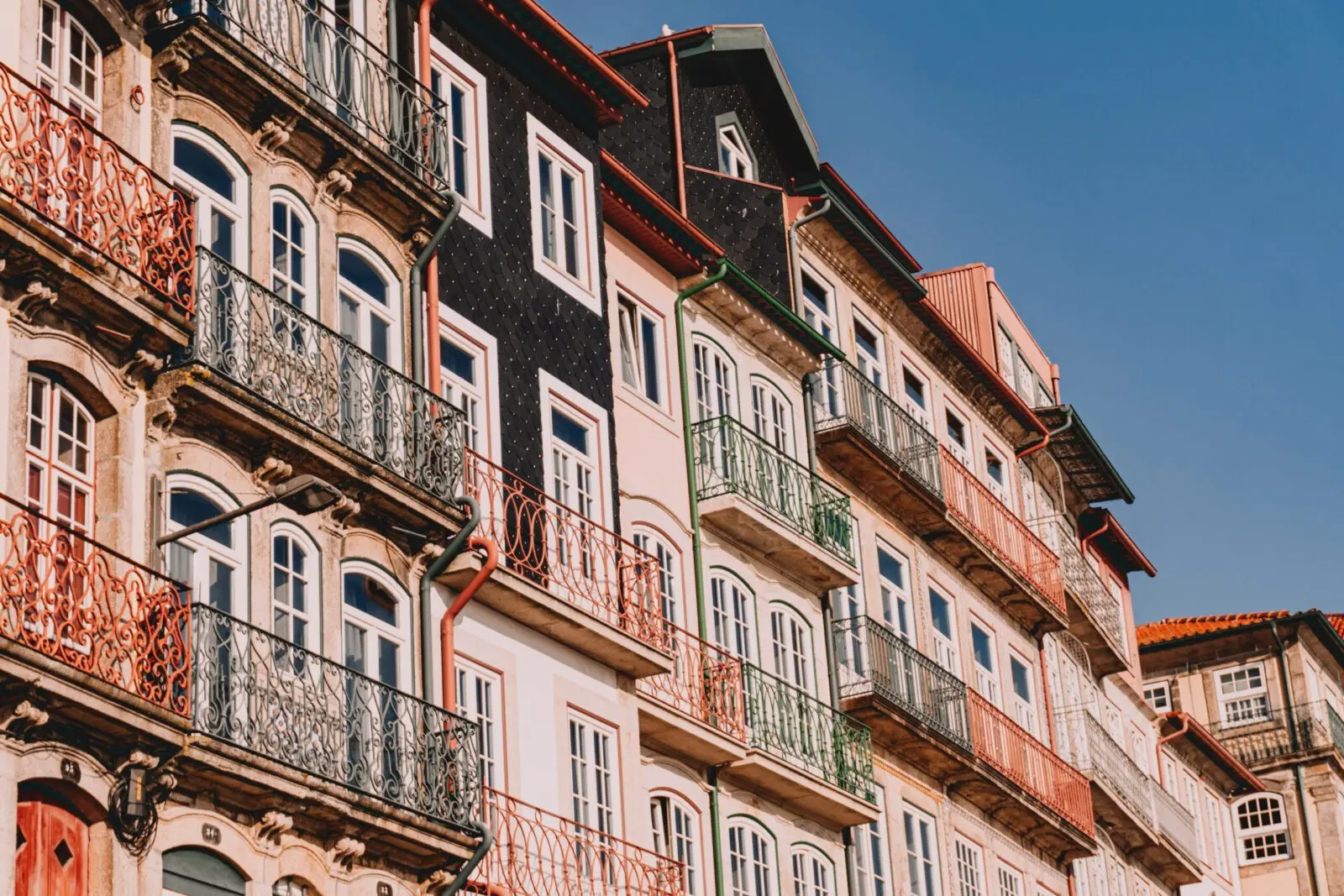 Case colorate nel quartiere la ribeira
