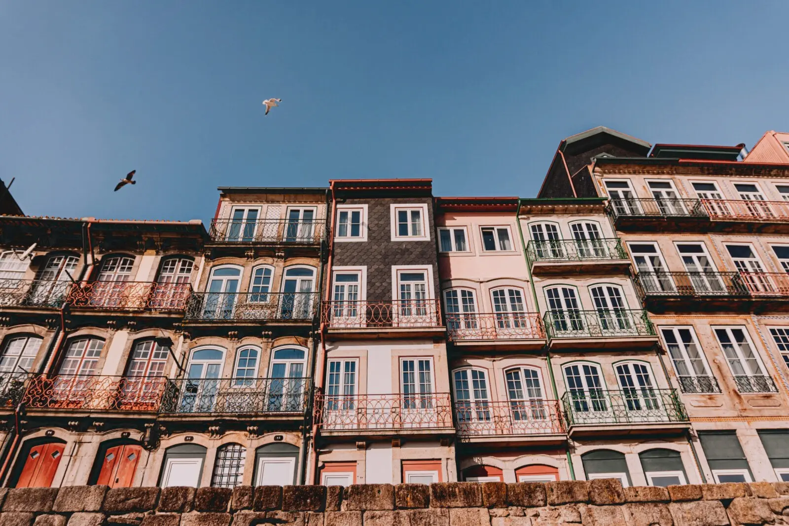 Case colorate nel quartiere la ribeira