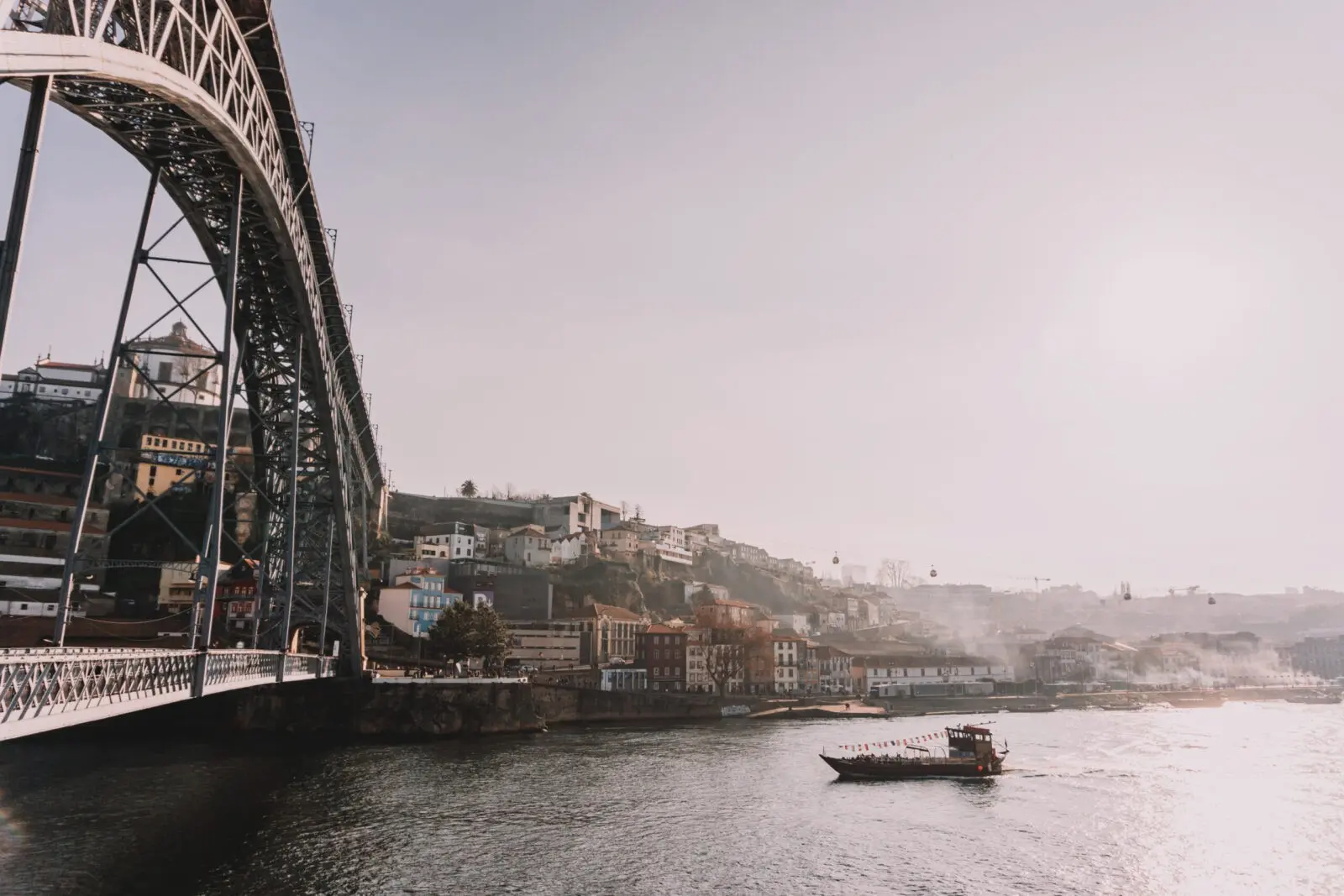 Barca che passa sotto il ponte Luìs