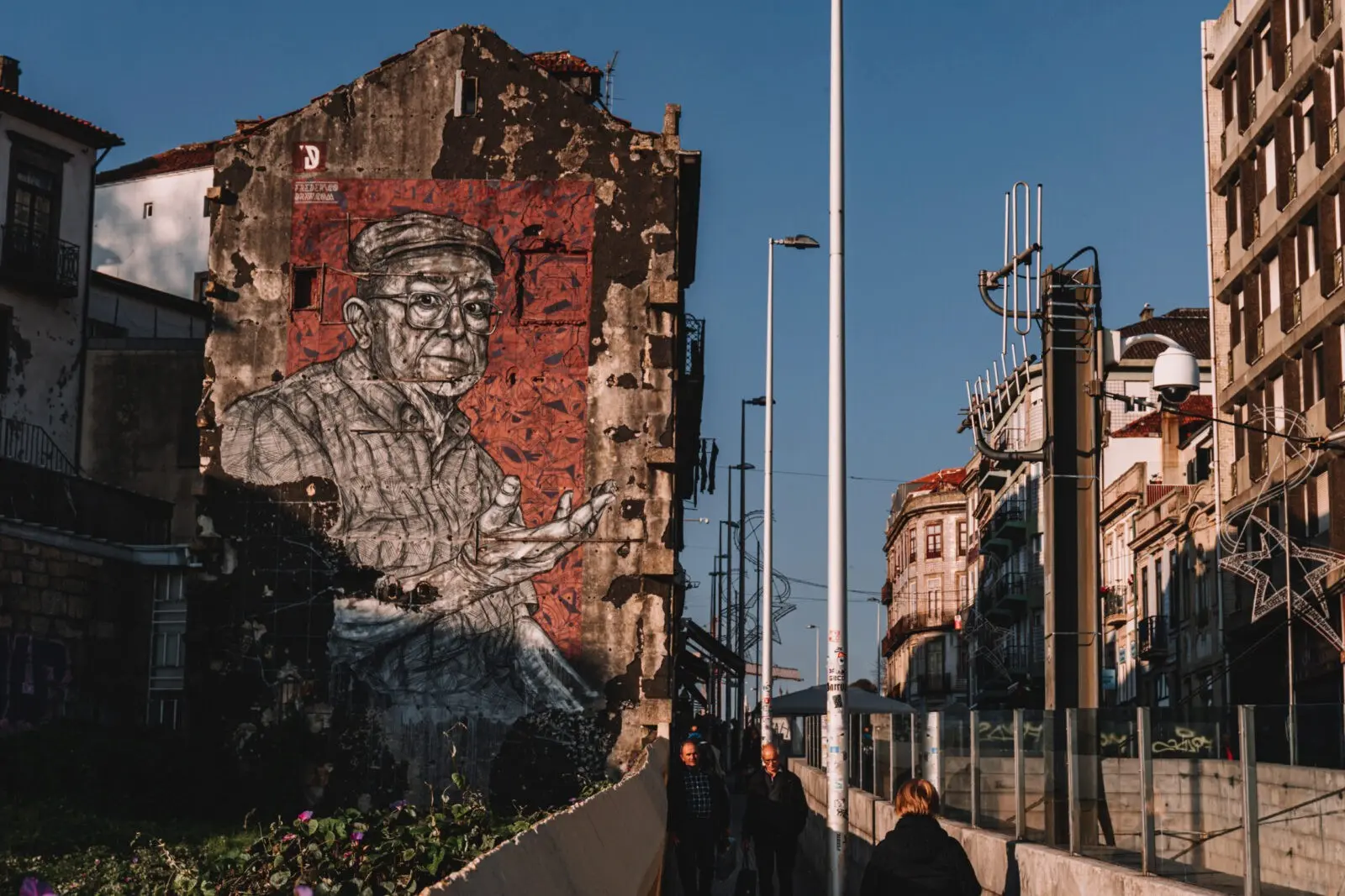 Murales lungo una via