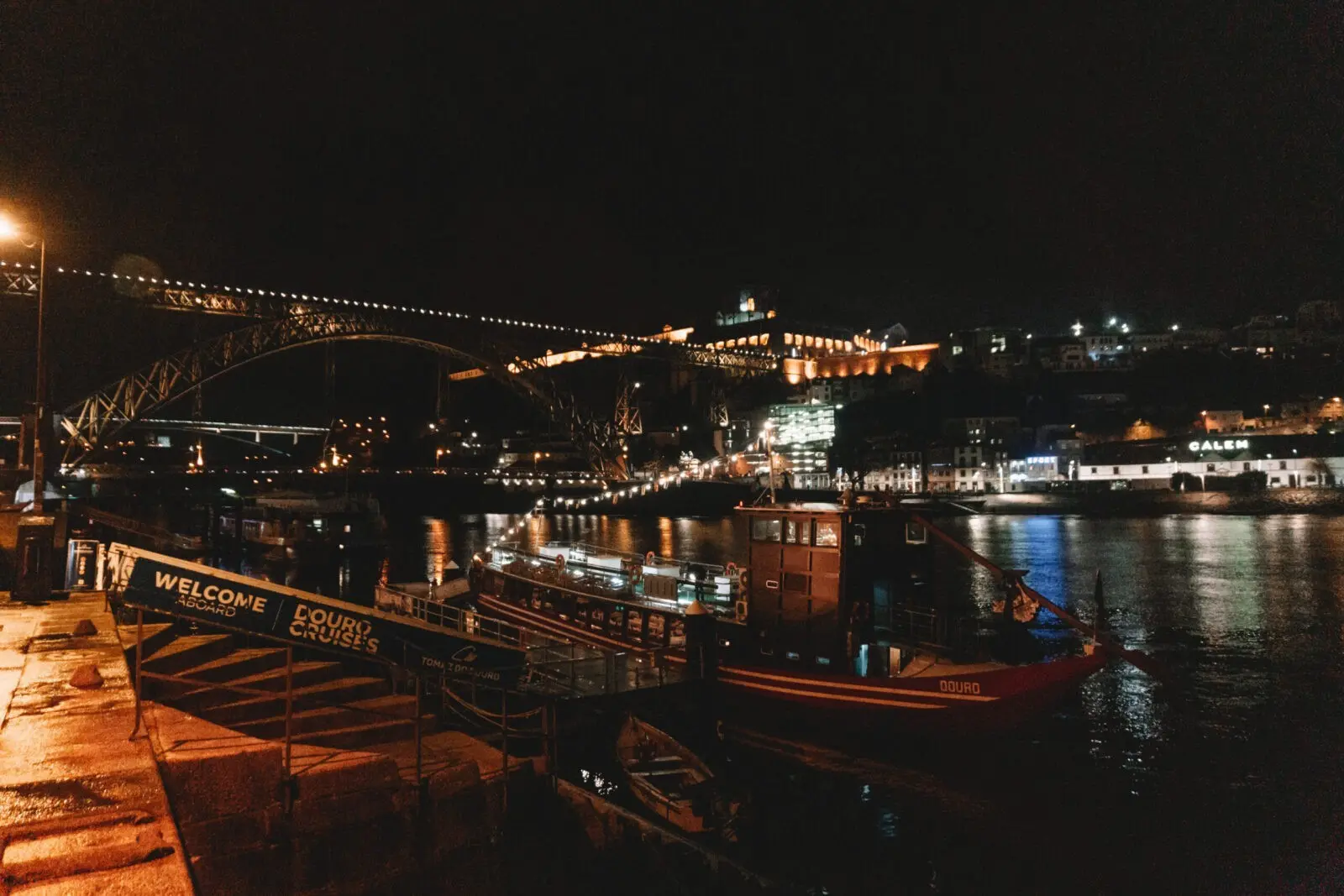 Quartiere la ribeira, panorama notturno sul fiume e luci della città