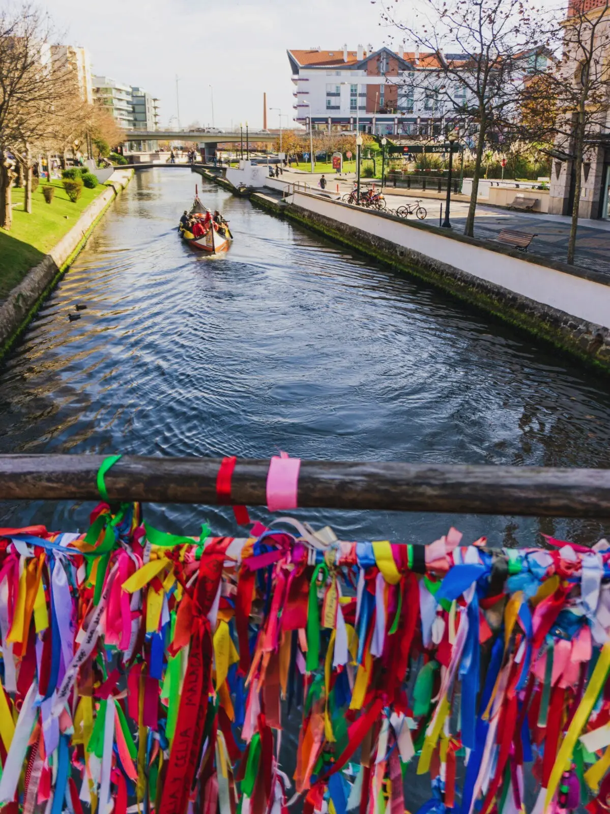 La Venezia del Portogallo: Aveiro - Moliceiro che naviga sul canale