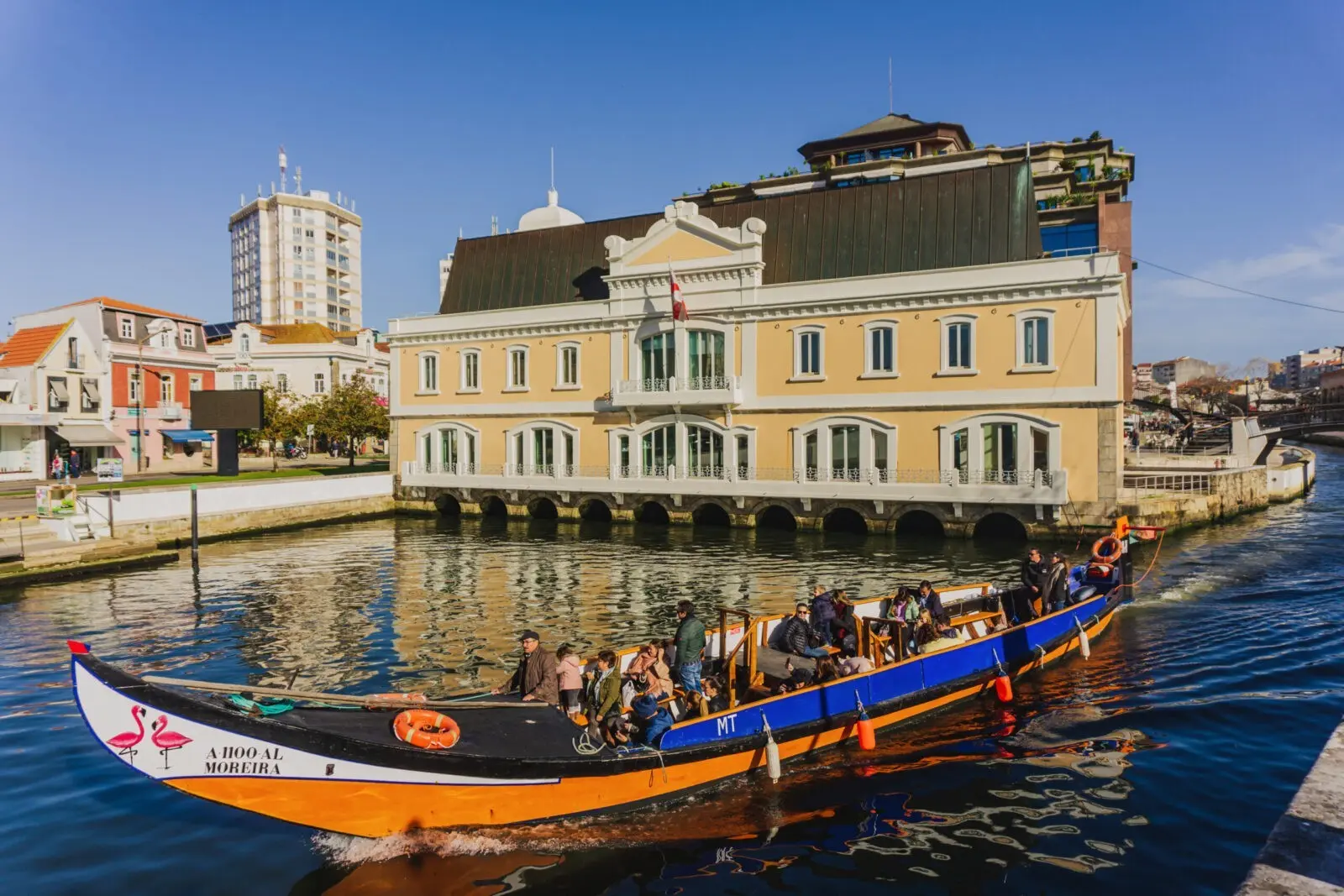 La Venezia del Portogallo: ti presento Aveiro - Moliceiro che naviga sul canale