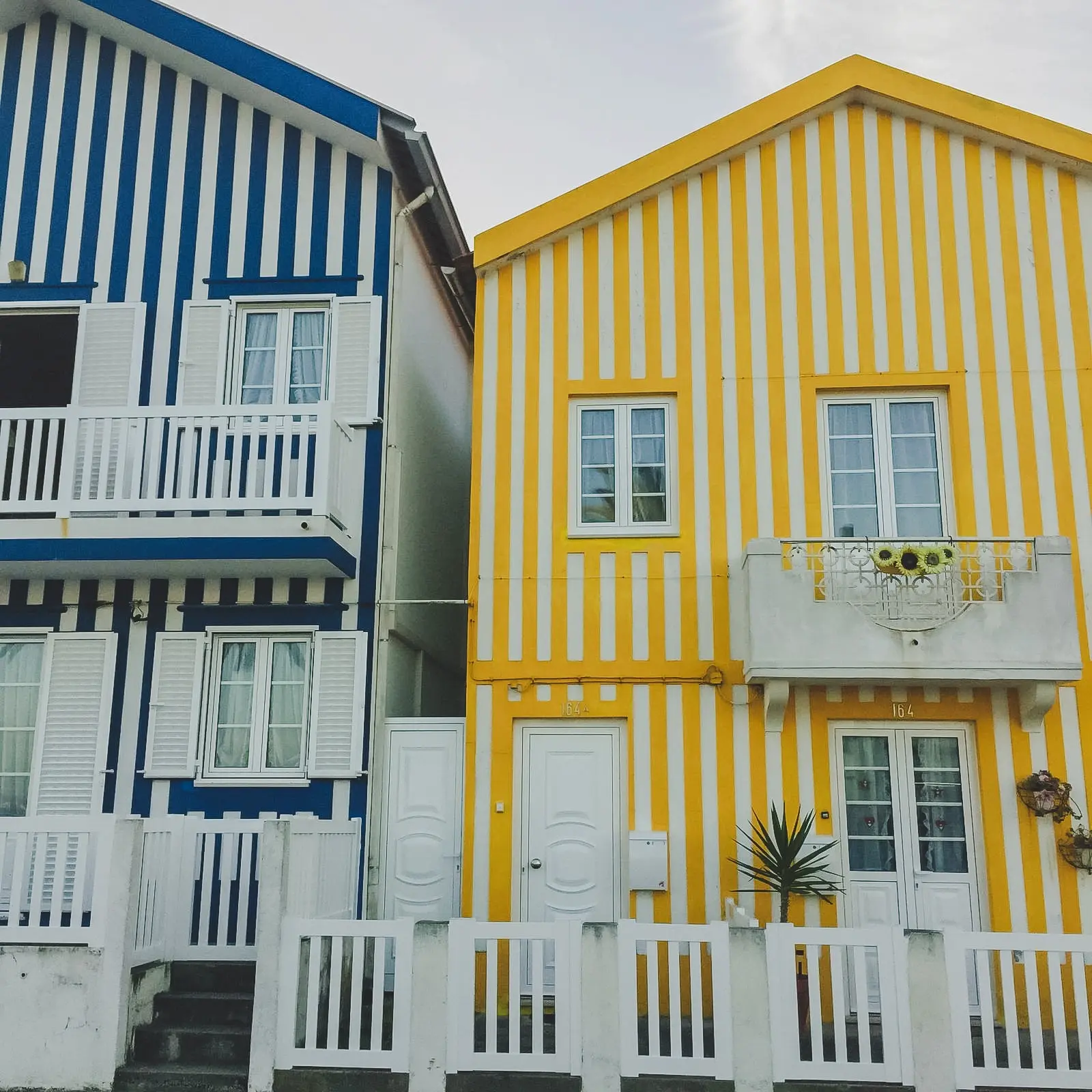 Palheiros, Casette a righe verticali colorate lungo la spiaggia