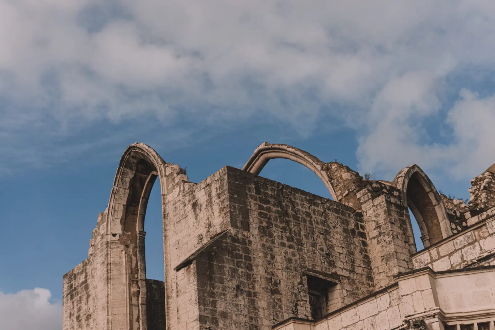 tra i quartieri di Lisbona, nel chiado, troviamo il Convento do Carmo: chiesa enorme, senza più il tetto