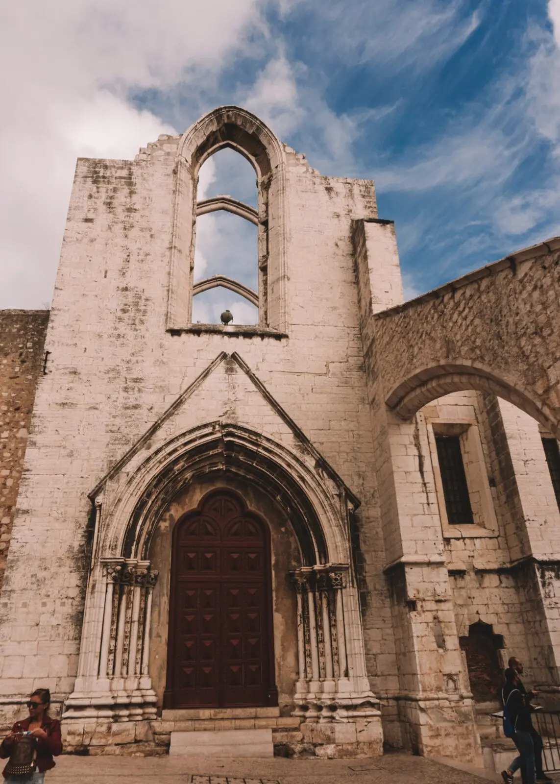 tra i quartieri di Lisbona, nel chiado, troviamo il Convento do Carmo: chiesa enorme, senza più il tetto
