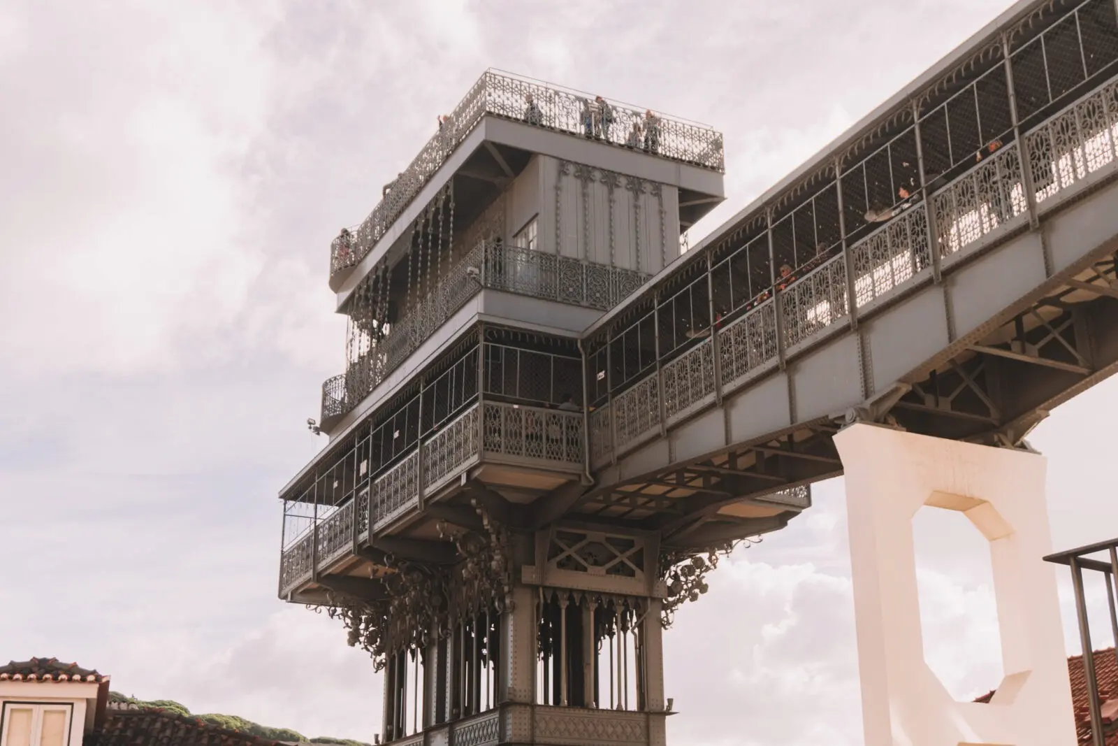 Elevador de Santa Justa nella Baixa, un ascensore in metallo molto alto che permette una vista sul panorama dei tetti della città