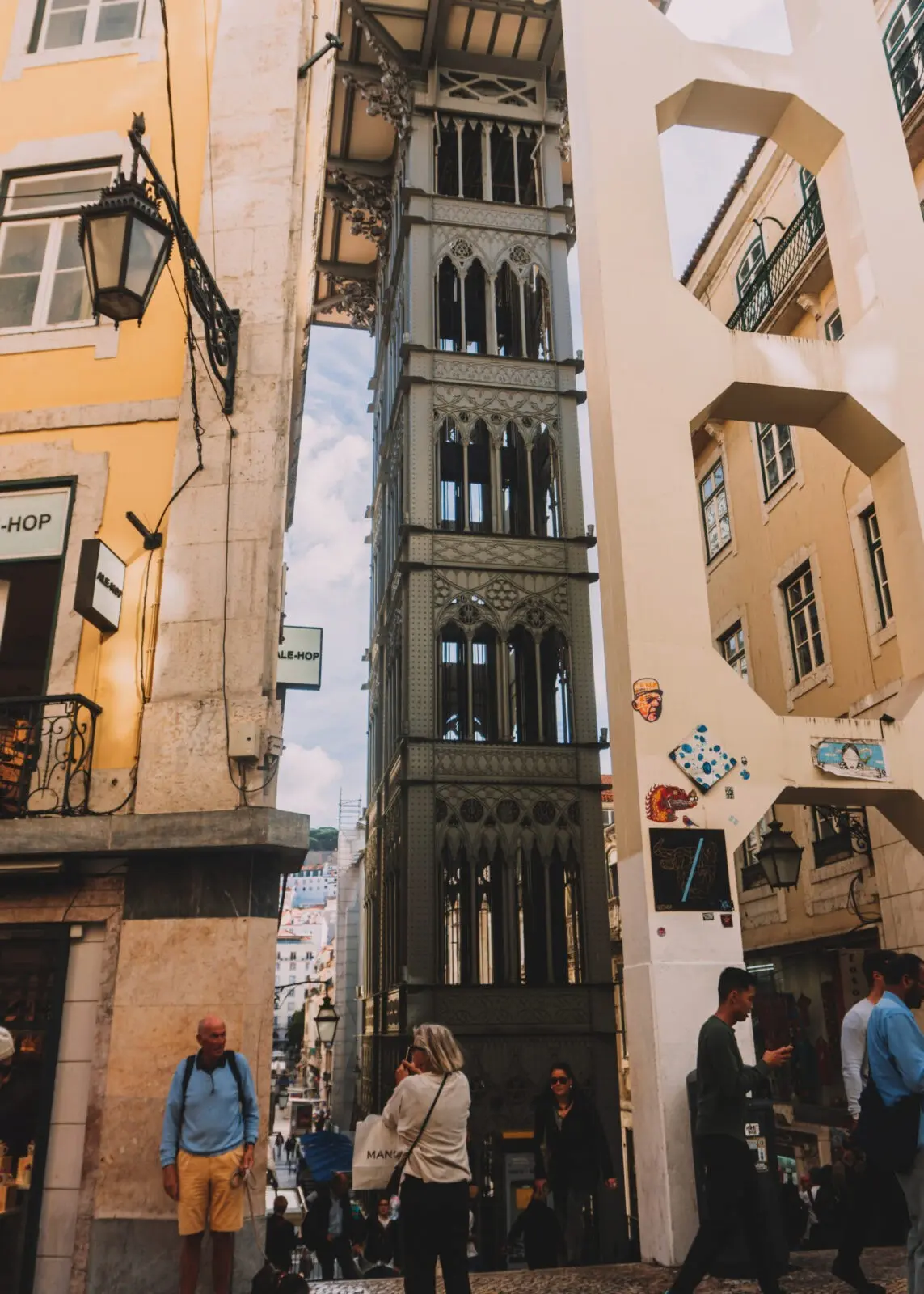 Elevador de Santa Justa nella Baixa, un ascensore in metallo molto alto che permette una vista sul panorama dei tetti della città