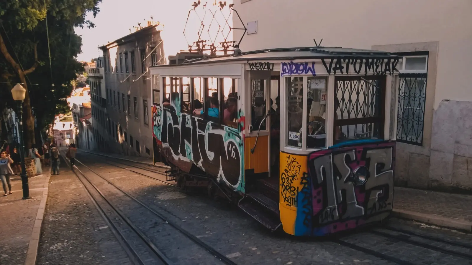 Tra i quartieri di Lisbona, il Bairro alto, particolare del tram che si inerpica tra le strade strette. Il tram è ricoperto di murales