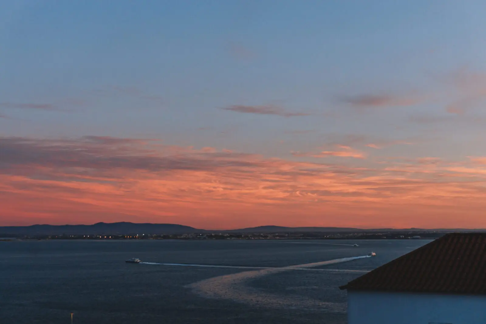 Tra i quartieri di Lisbona: Mirador de Santa Luzia, vista del tramonto sul mare