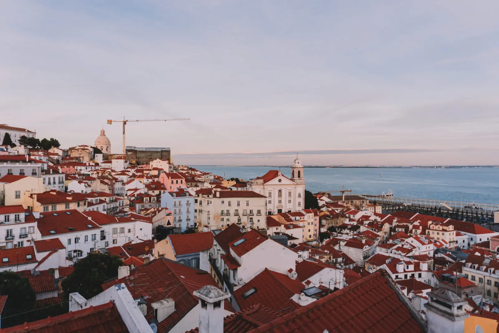 Tra i quartieri di Lisbona: Mirador de Santa Luzia, vista delli tetti della città