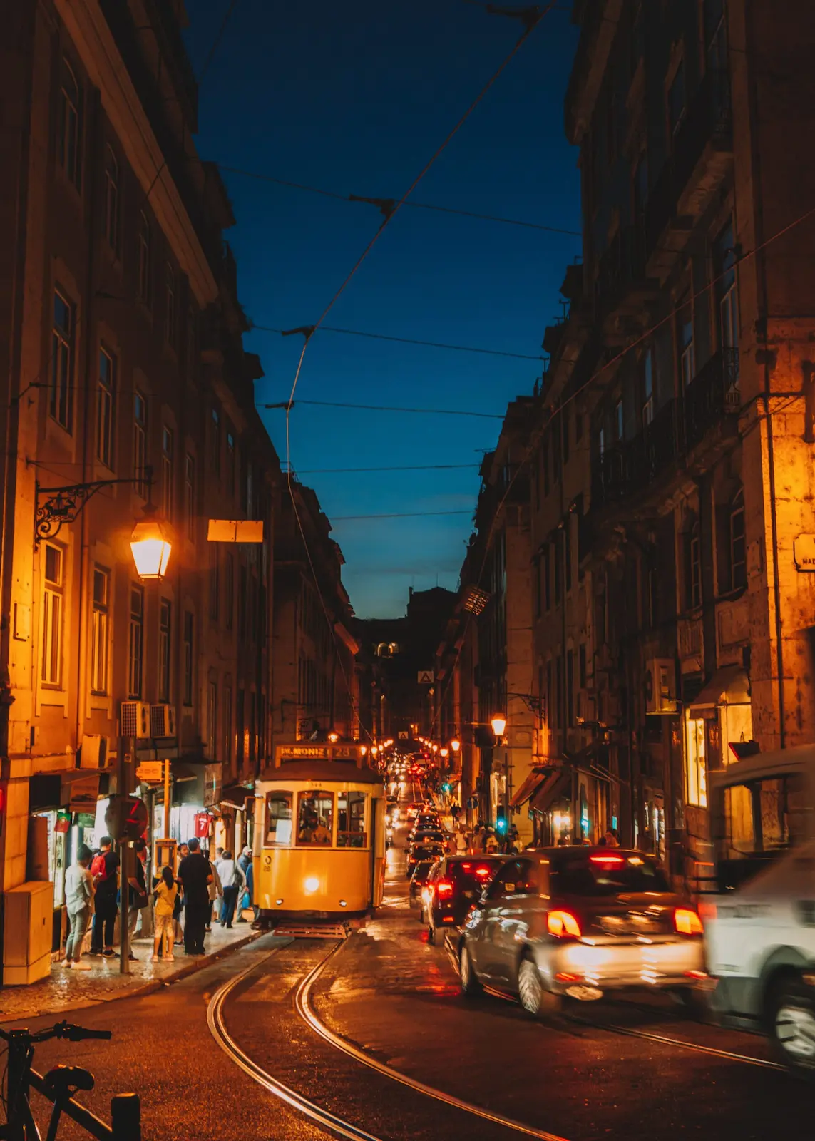 Tra i quartieri di Lisbona con il tram 28: foto del tram tra le stradine strette della città