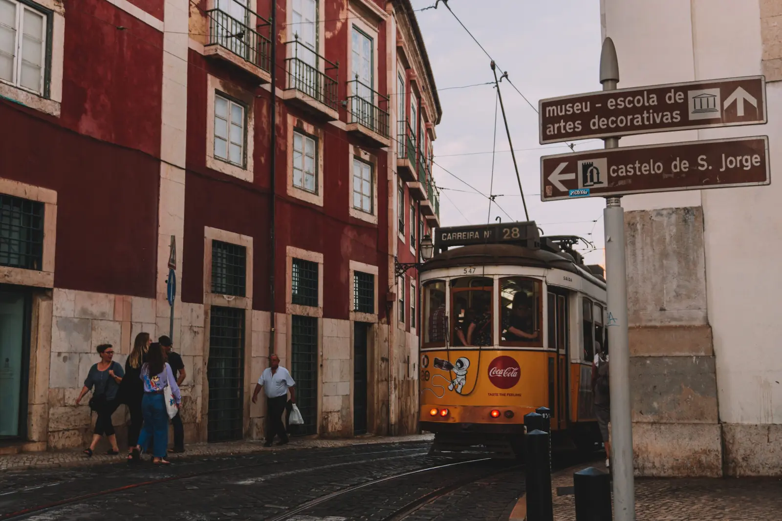 Tra i quartieri di Lisbona con il tram 28: foto del tram tra le stradine strette della città