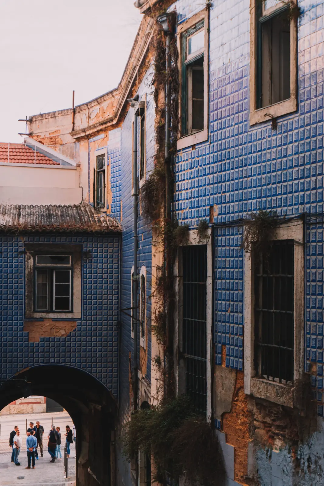 Foto di uno scorcio dell'Alfama, tra i quartieri di Lisbona, il più storico