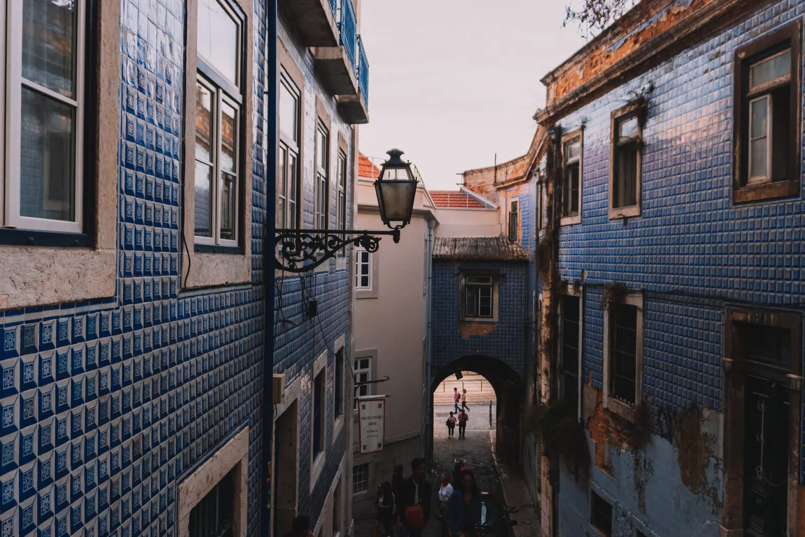 Foto di uno scorcio dell'Alfama, tra i quartieri di Lisbona, il più storico