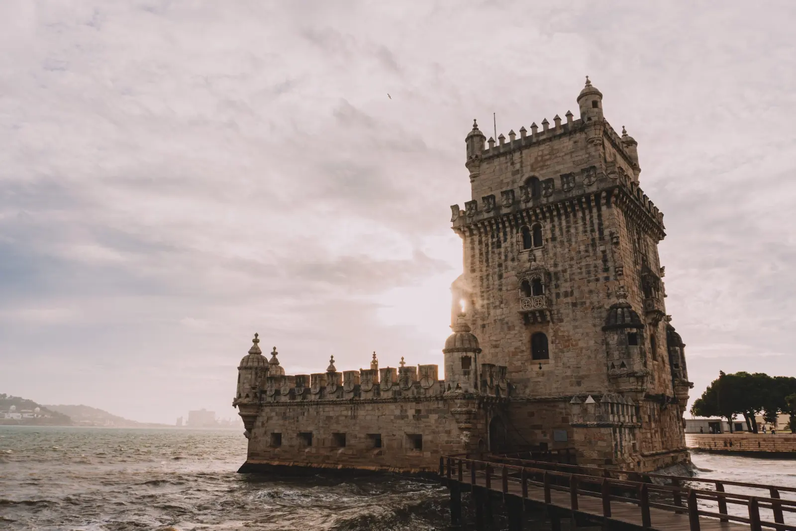Belem, quartiere di Lisbona: torre di Belem fotografata al tramonto
