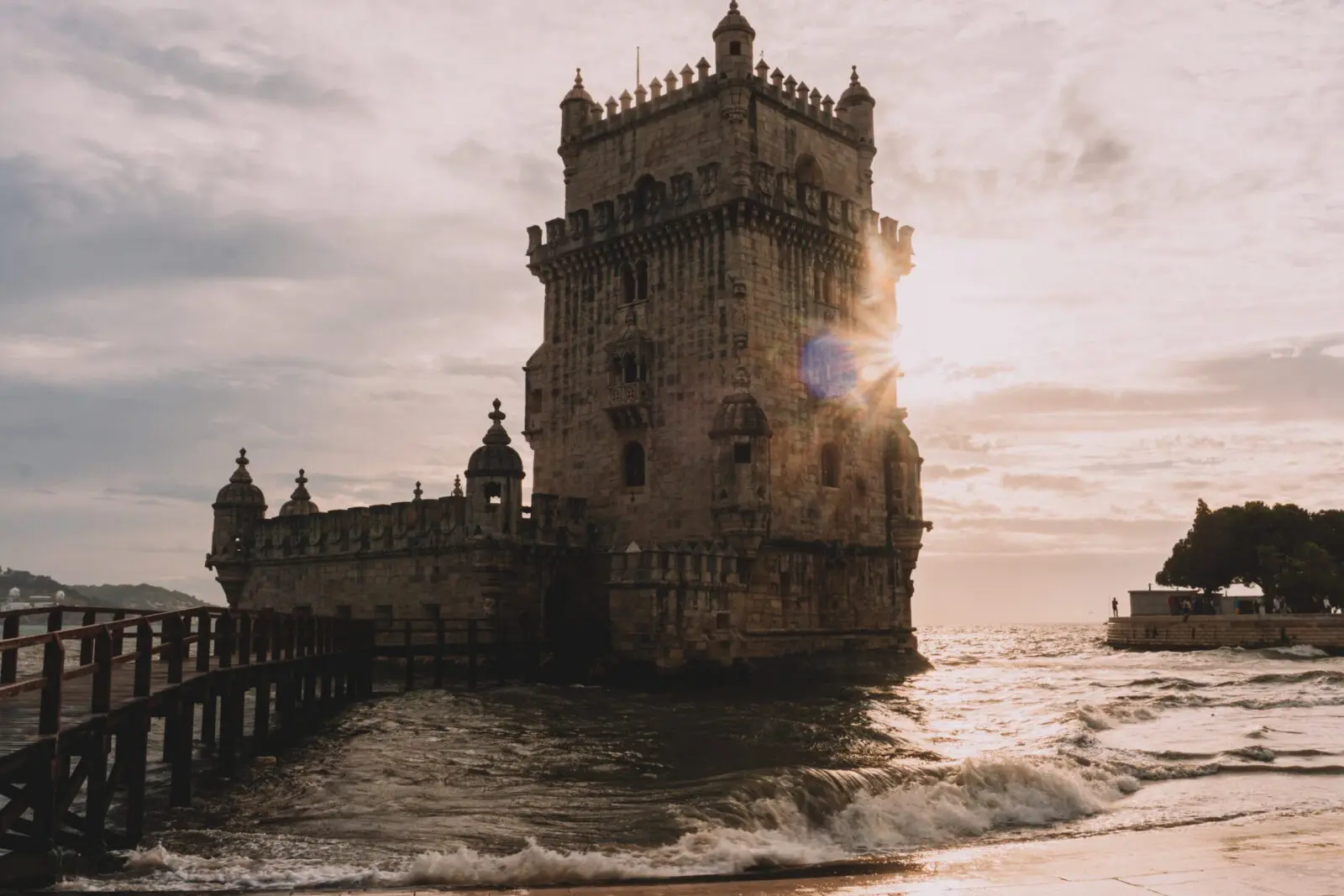 Belem, quartiere di Lisbona: torre di Belem fotografata al tramonto