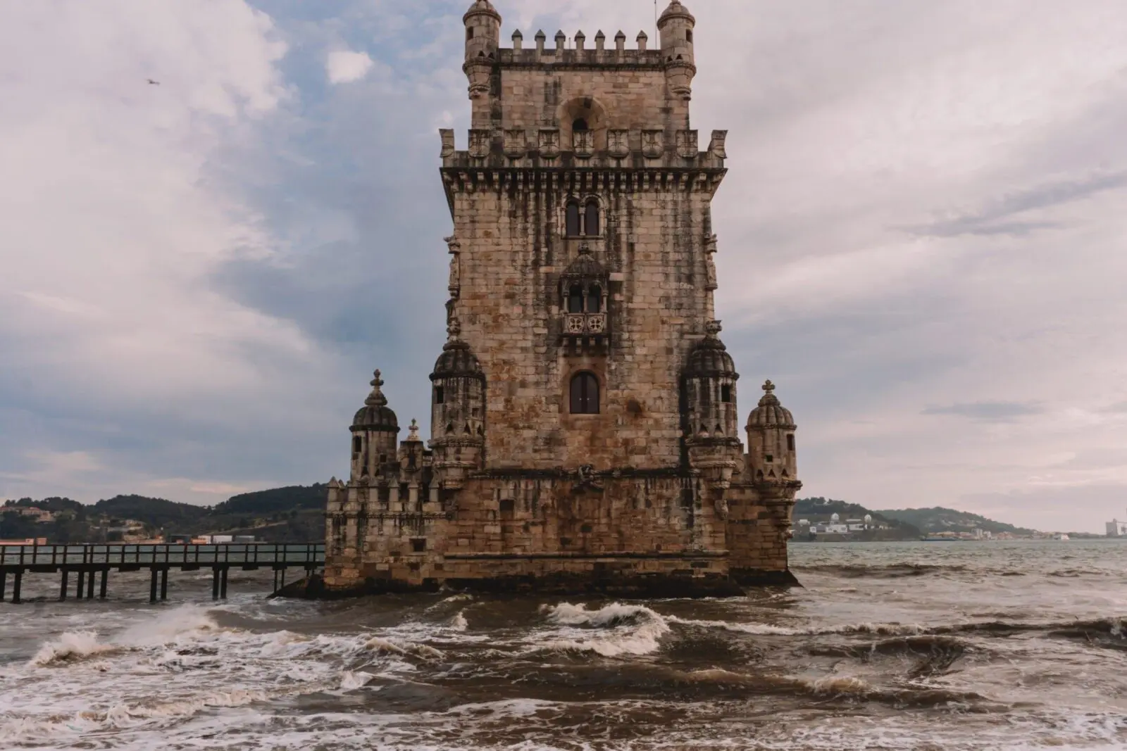 Belem, quartiere di Lisbona: torre di Belem fotografata di giorno