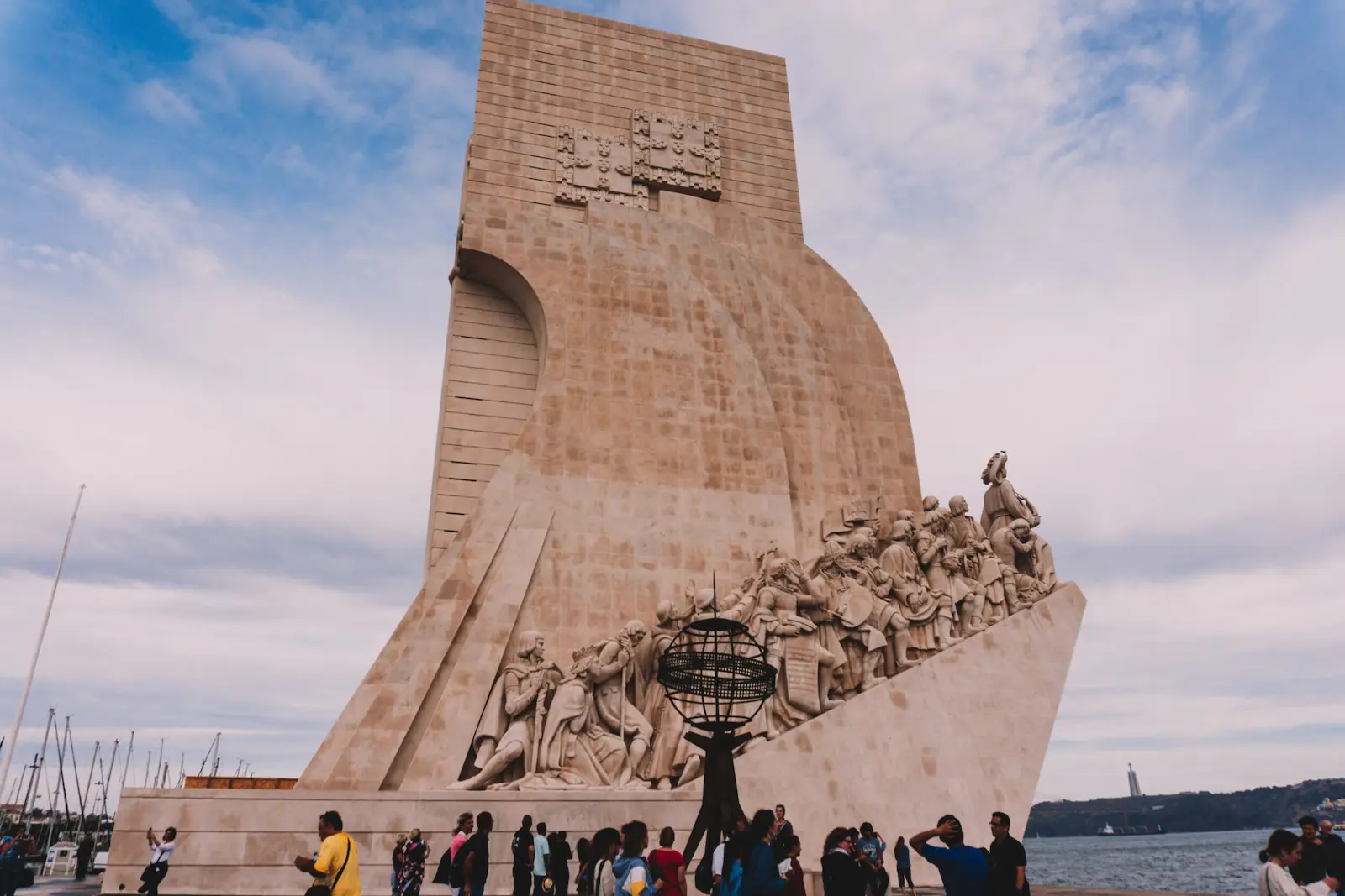 Tra i quartieri di Lisbona, sulle rive del Tago, Padrao dos Descobrimentos, grande scultura a forma di nave con sopra i marinai