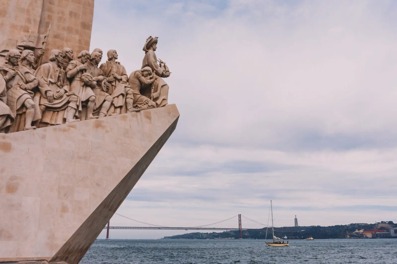 Tra i quartieri di Lisbona, sulle rive del Tago, Padrao dos Descobrimentos, grande scultura a forma di nave con sopra i marinai