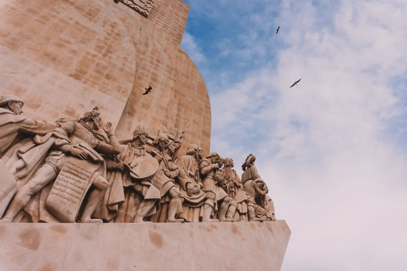 Tra i quartieri di Lisbona, sulle rive del Tago, Padrao dos Descobrimentos, grande scultura a forma di nave con sopra i marinai
