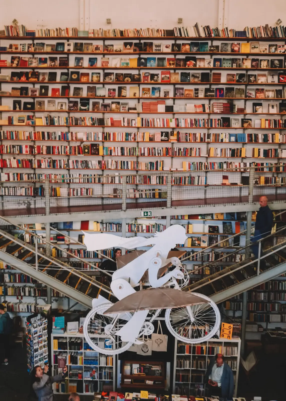 Libreria Ler Devagar. tra i quartieri di Lisbona, nell'LX Factory. Libreria indipendente con libri fino al soffitto e intallazioni appese a mezzìaria