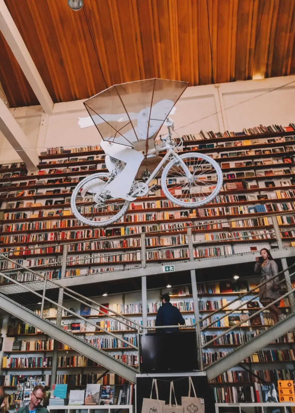 Libreria Ler Devagar. tra i quartieri di Lisbona, nell'LX Factory. Libreria indipendente con libri fino al soffitto e intallazioni appese a mezzìaria