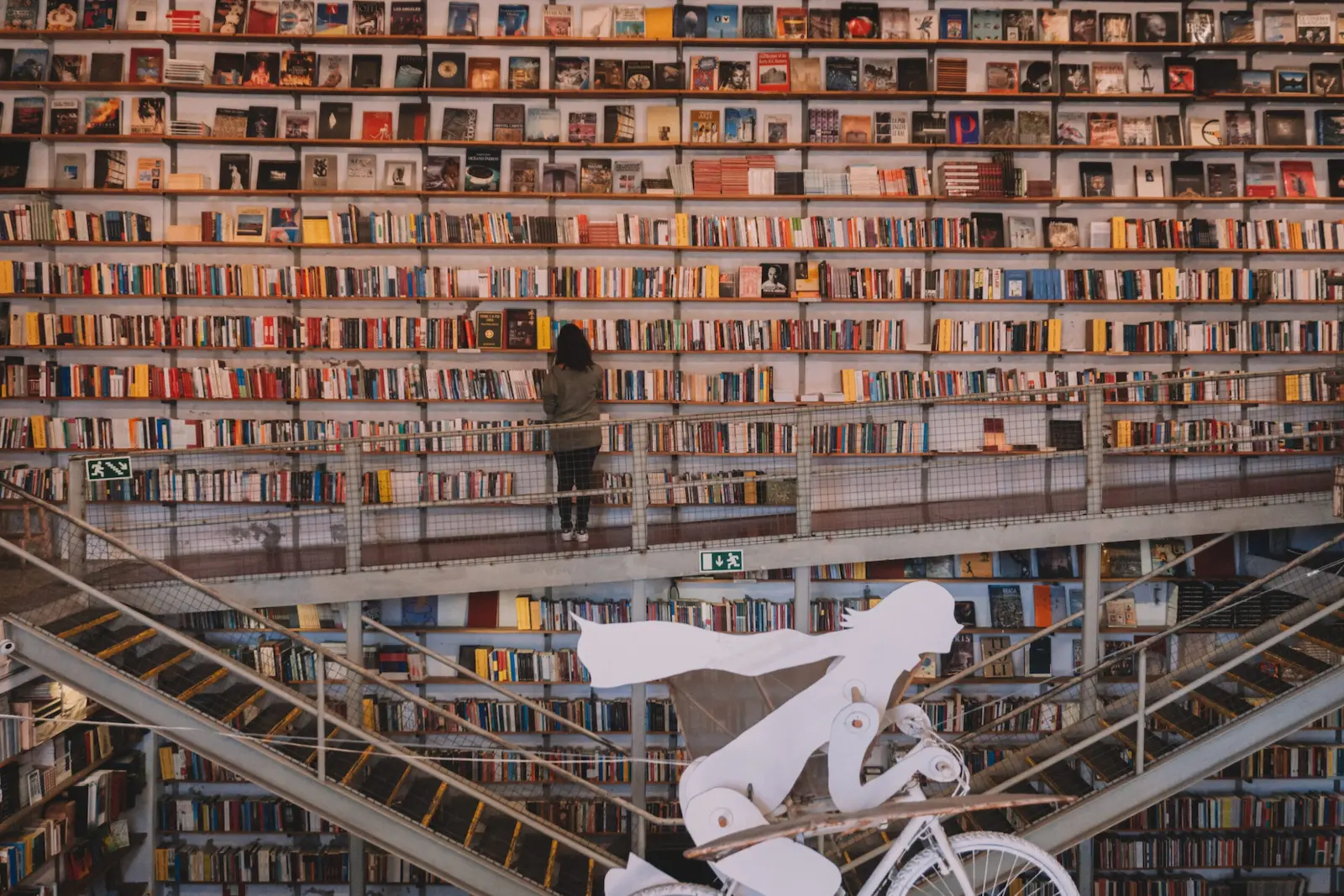Libreria Ler Devagar. tra i quartieri di Lisbona, nell'LX Factory. Libreria indipendente con libri fino al soffitto e intallazioni appese a mezzìaria