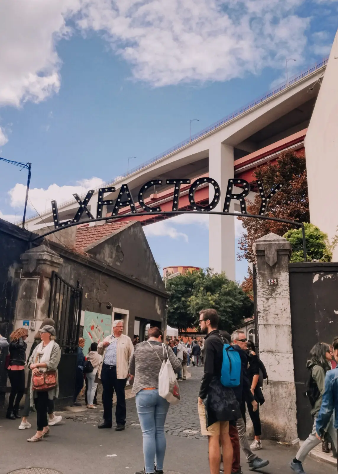 tra i quartieri di Lisbona: LX Factory,insegna all'ingresso dello spazio espositivo