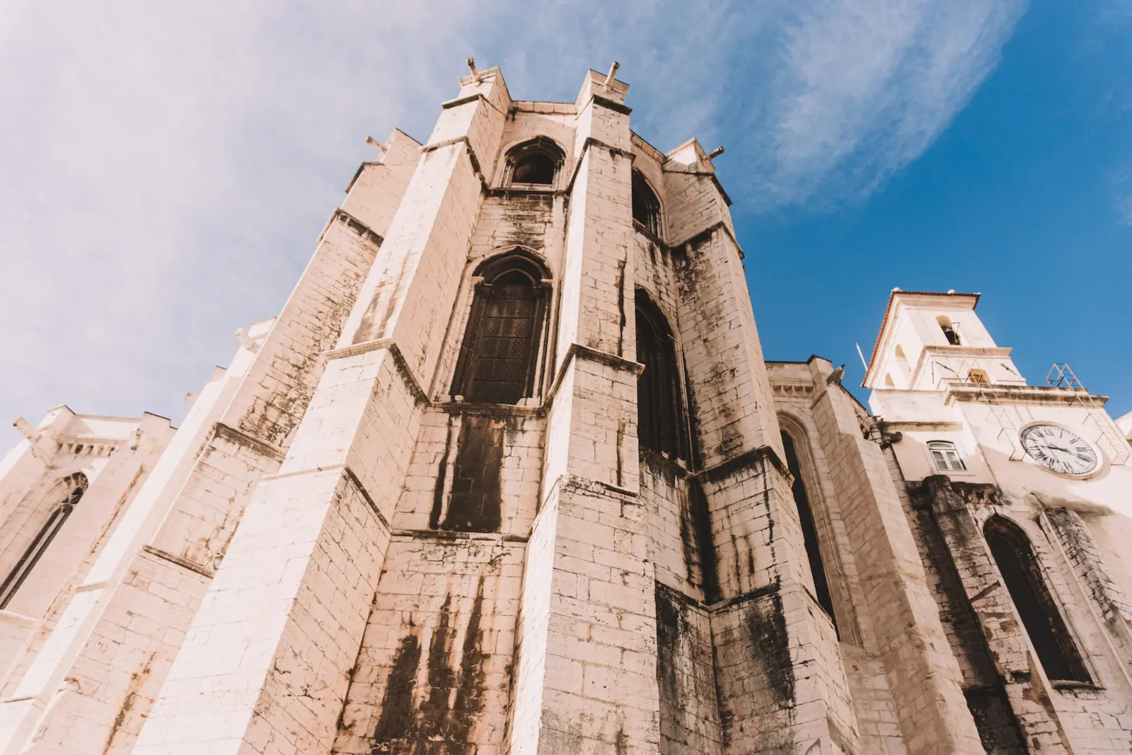tra i quartieri di Lisbona, nel chiado, troviamo il Convento do Carmo: chiesa enorme, senza più il tetto