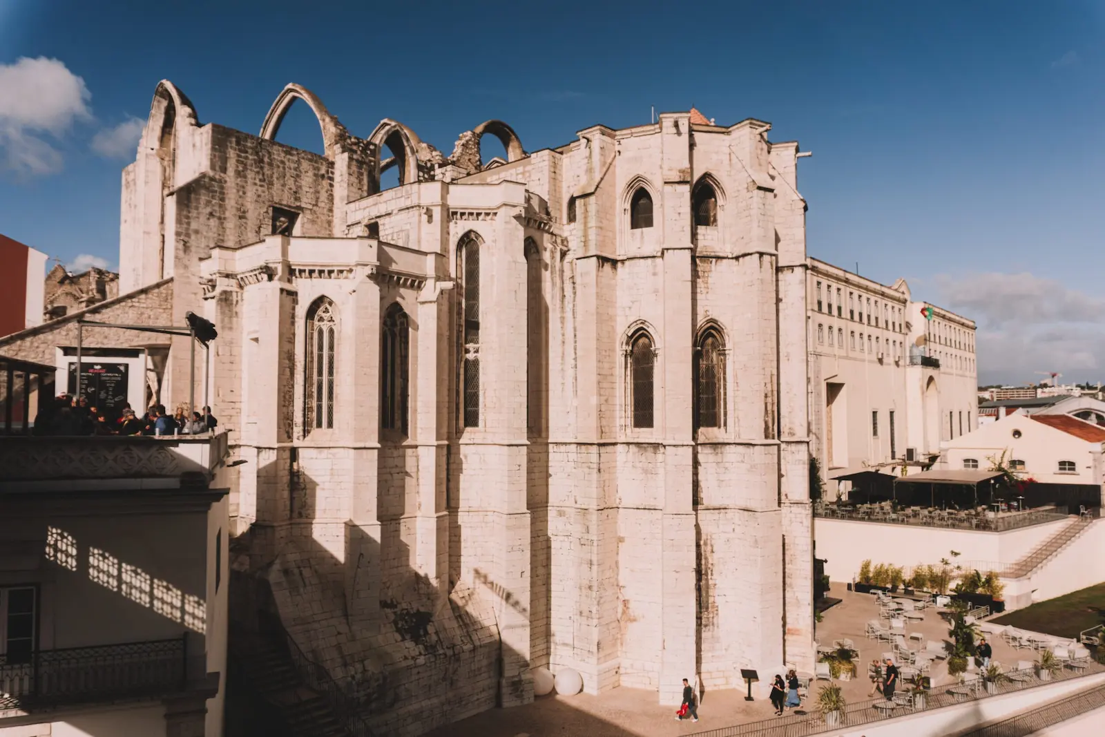 tra i quartieri di Lisbona, nel chiado, troviamo il Convento do Carmo: chiesa enorme, senza più il tetto
