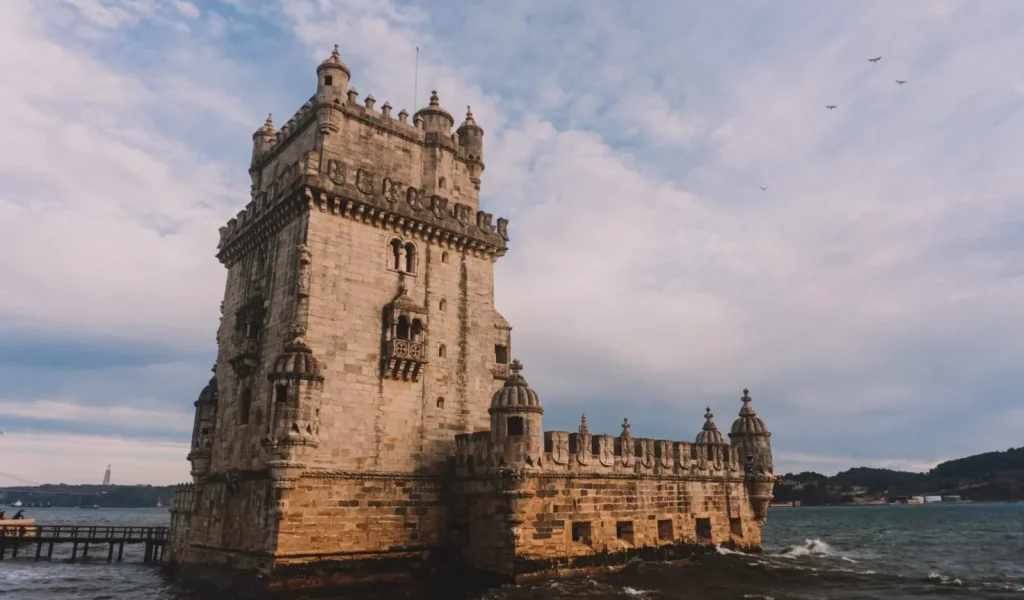 Belem, quartiere di Lisbona: torre di Belem fotografata di giorno