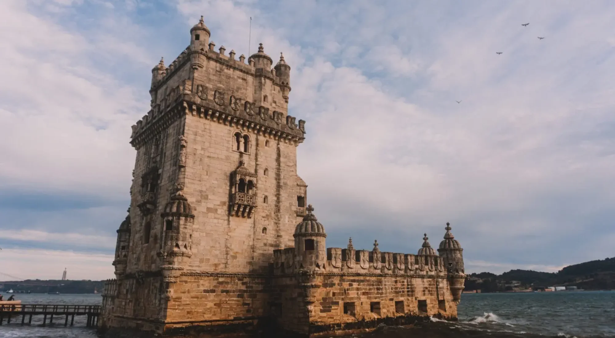 Belem, quartiere di Lisbona: torre di Belem fotografata di giorno